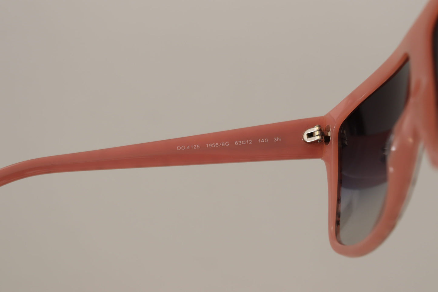 - Elegant Vintage Style Star-Studded Sunglasses
