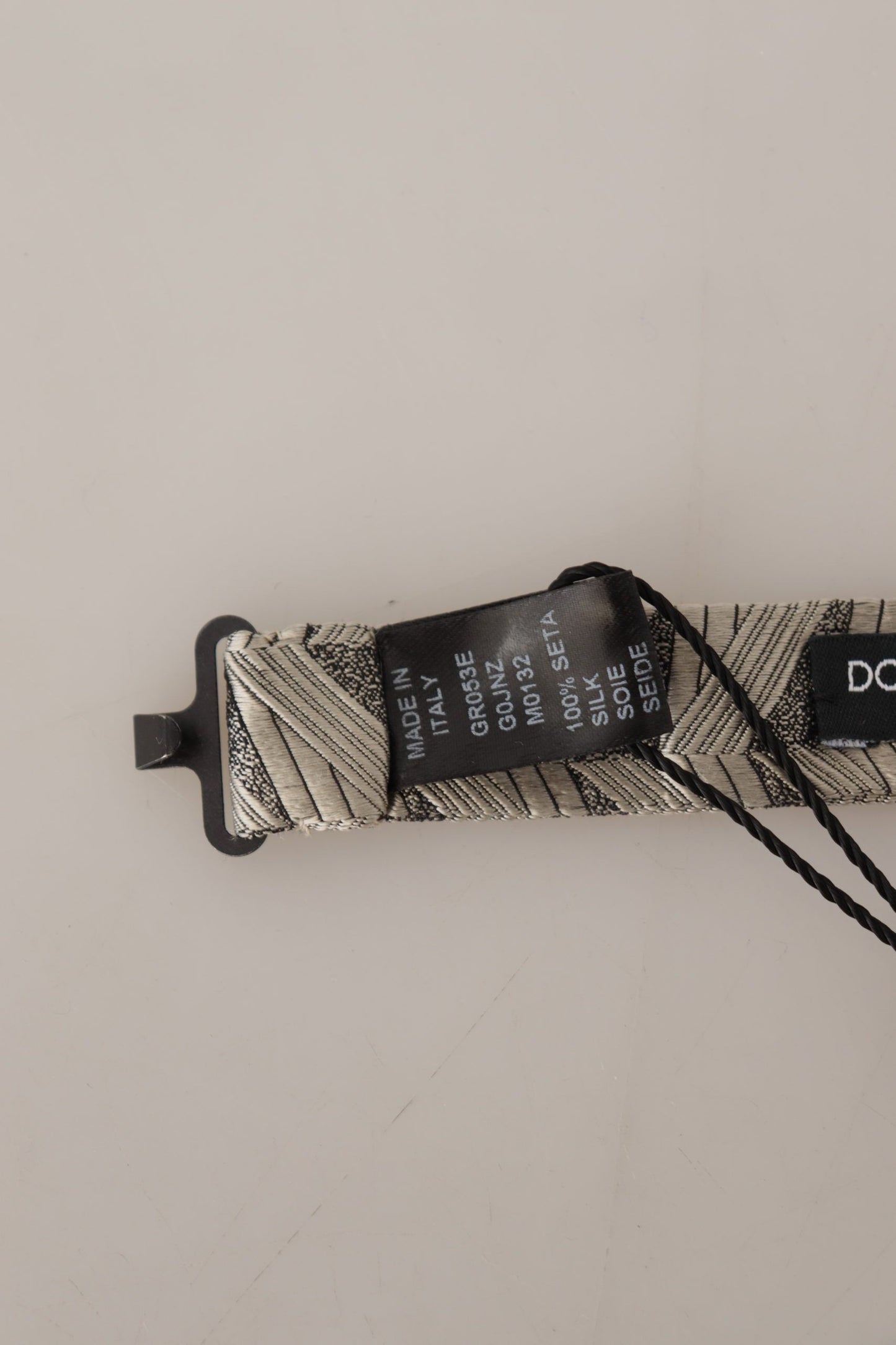 - Elegant Silk Grey Bow Tie