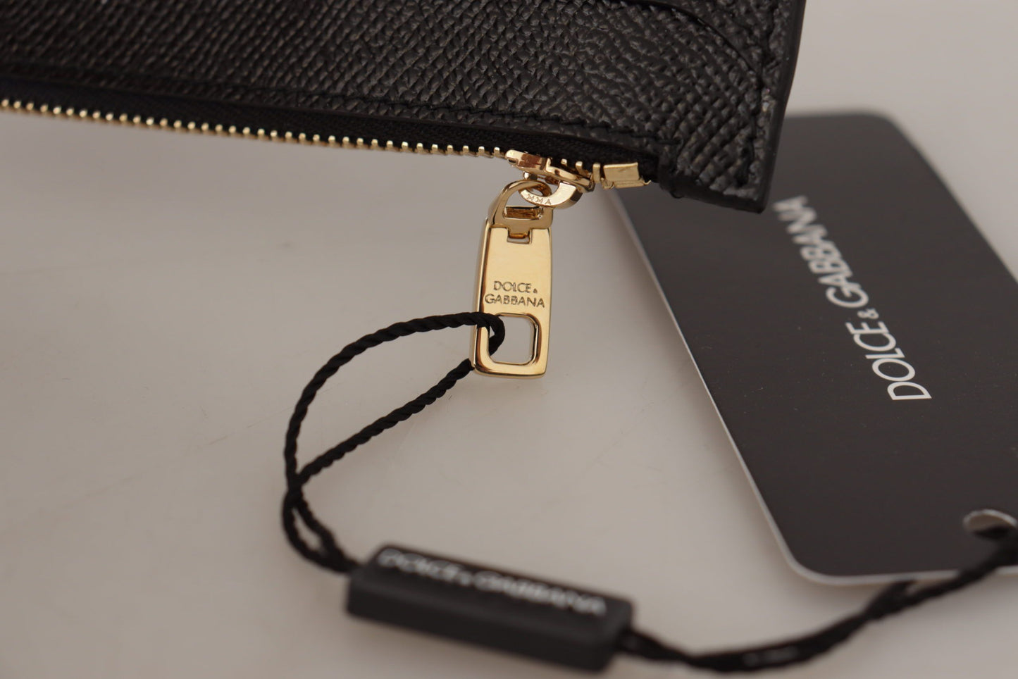 - Elegant Leather Coin Wallet with Zip Closure