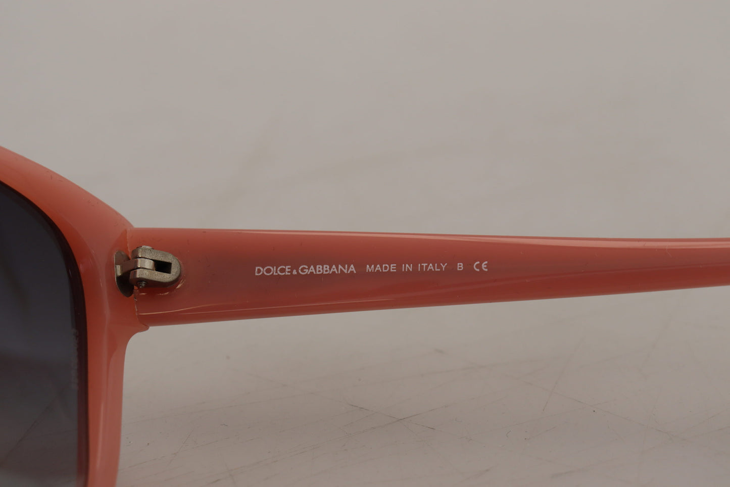 - Elegant Pink Gradient Sunglasses