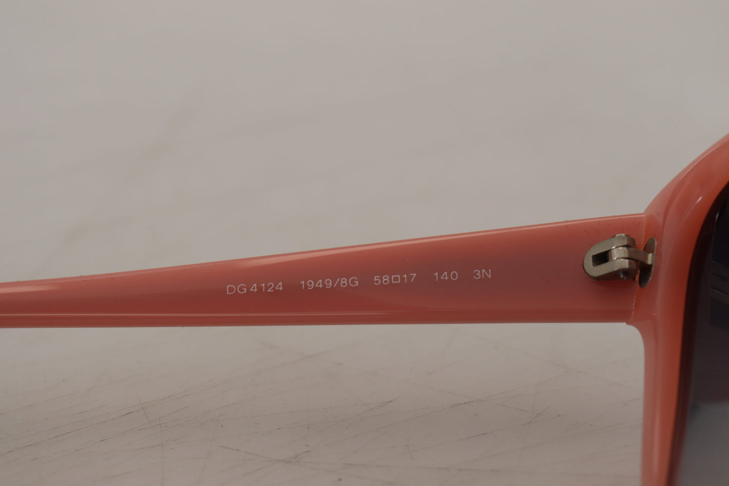 - Elegant Pink Gradient Sunglasses