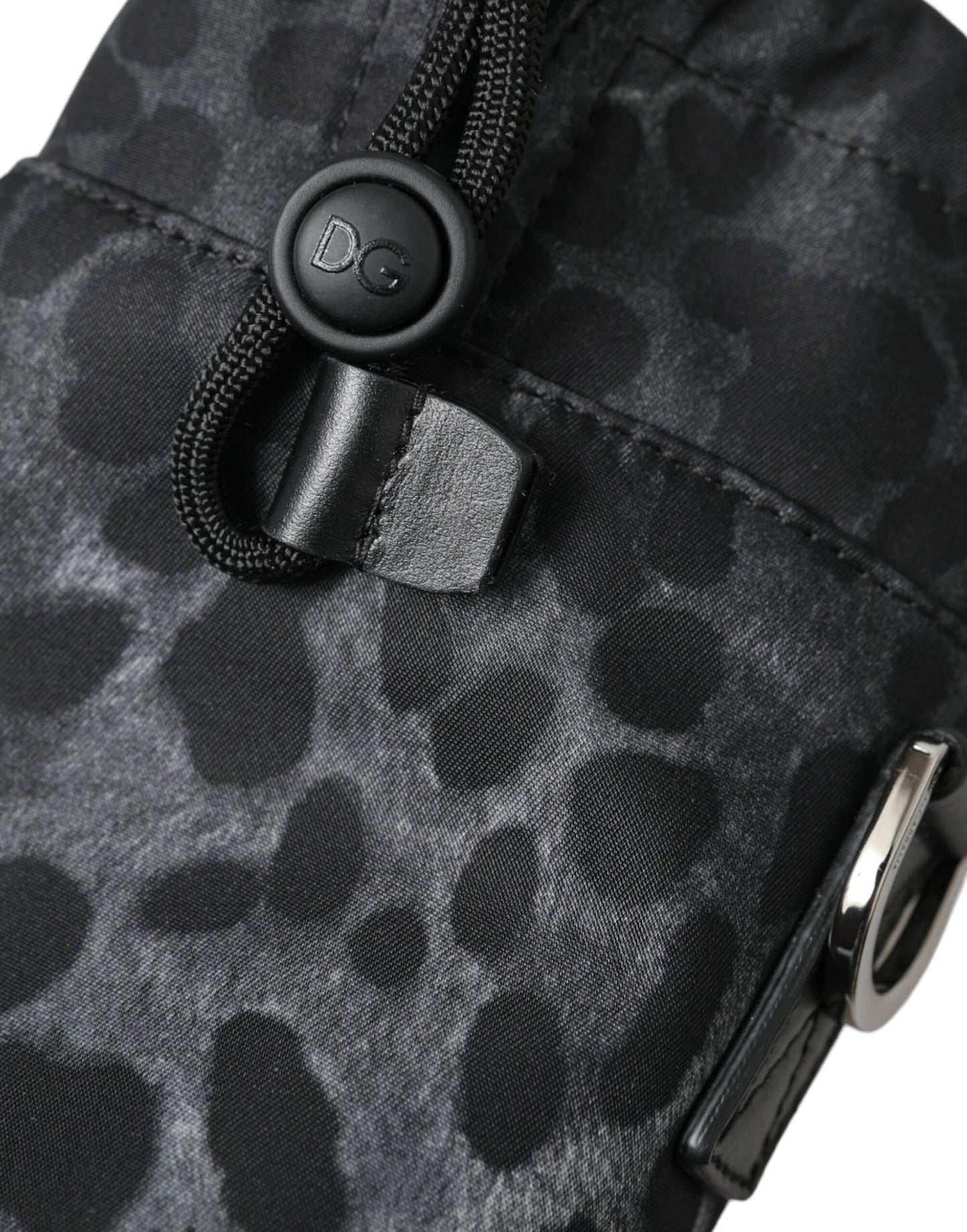 - Chic Leopard Print Round Bottle Cage