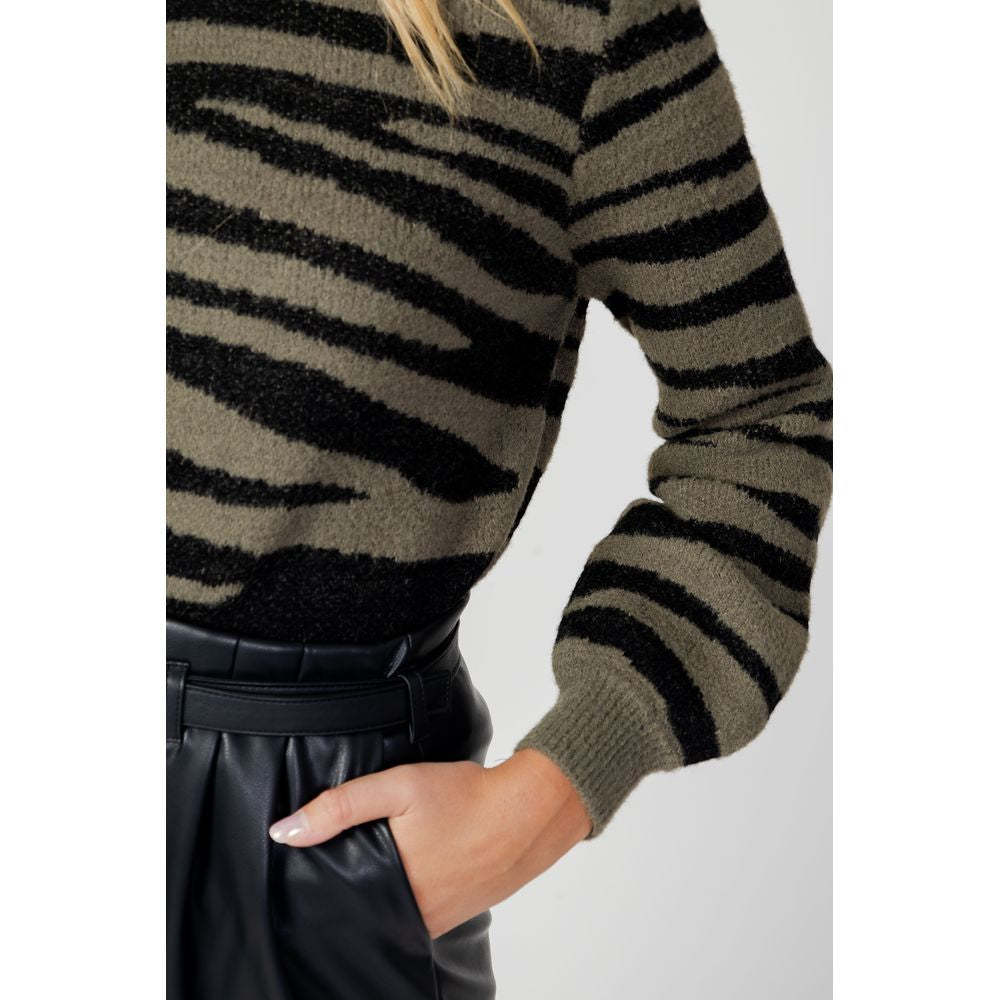 Luxurious Green Nylon Sweater - Elevate Your Fall/Winter Wardrobe