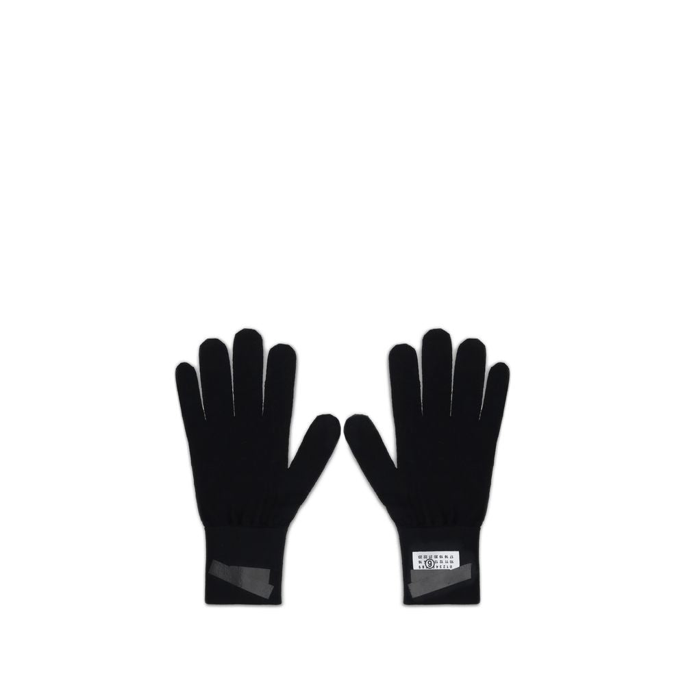MM6 Wool Gloves: Essential Style for Cold Seasons