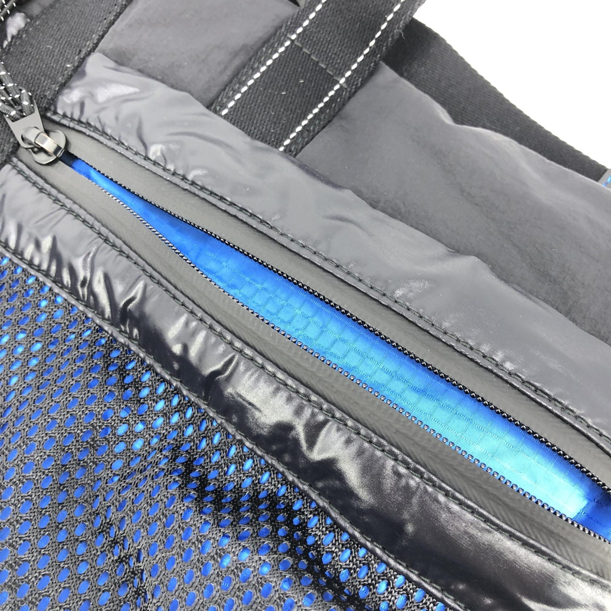 Bottega Veneta Preloved Black and Blue Nylon Convertible Tote – A Refined Masterpiece of Elegance