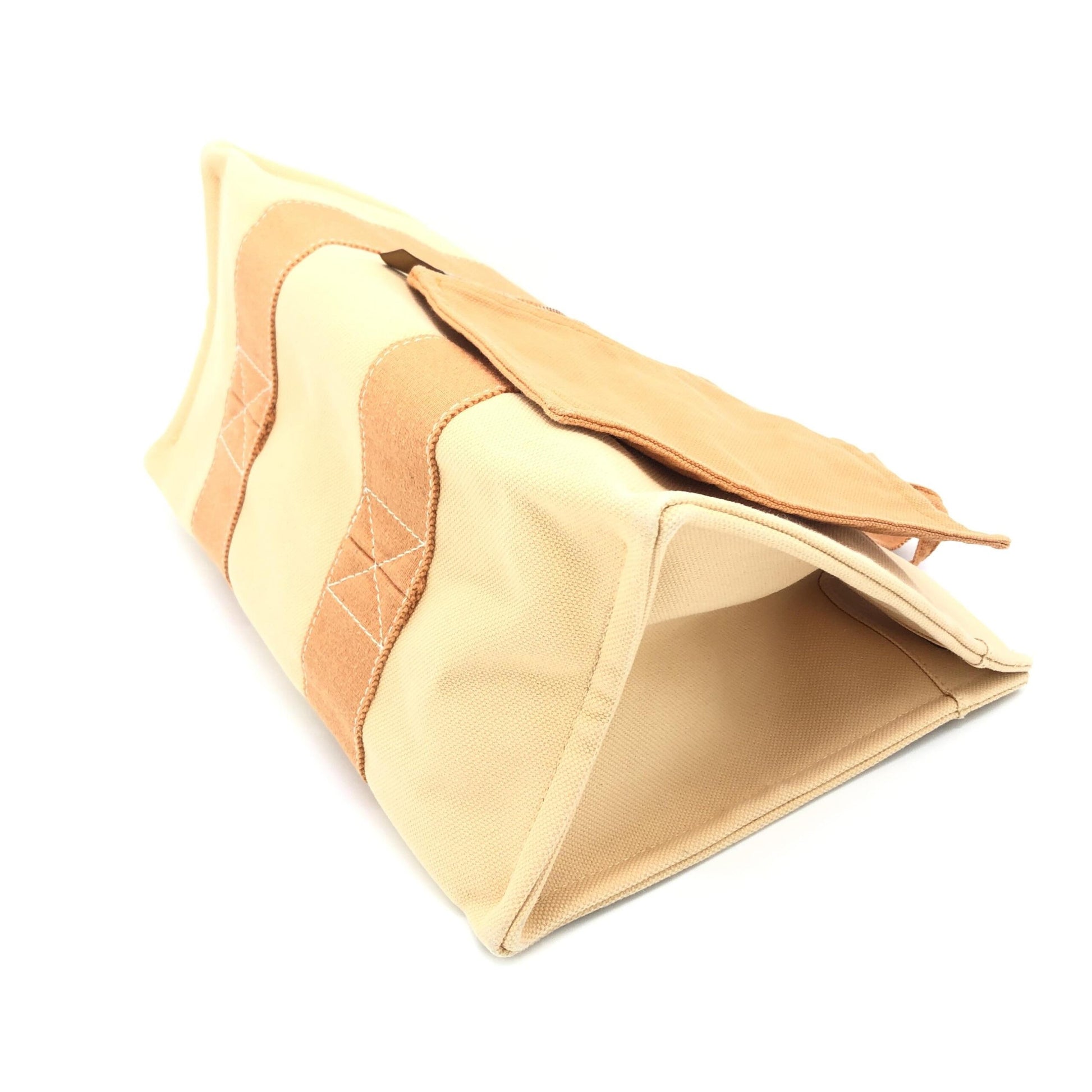 Hermès Preloved Canvas Tote Bag in Exquisite Pastel Orange - Timeless Elegance and Functionality