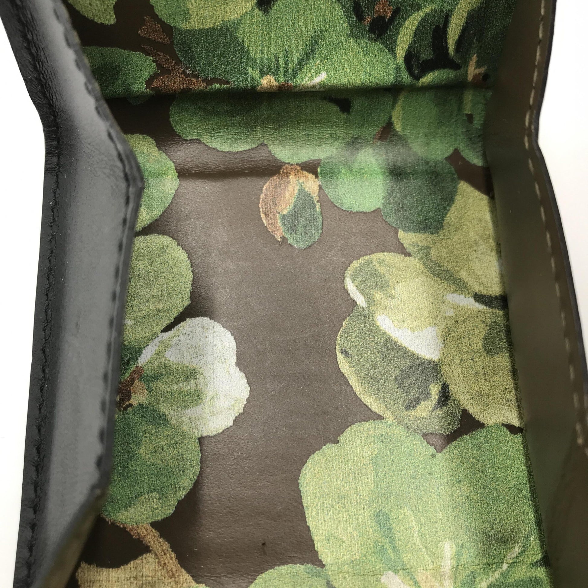 Gucci Preloved Compact Leather Wallet with Elegant Design and Timeless Charm