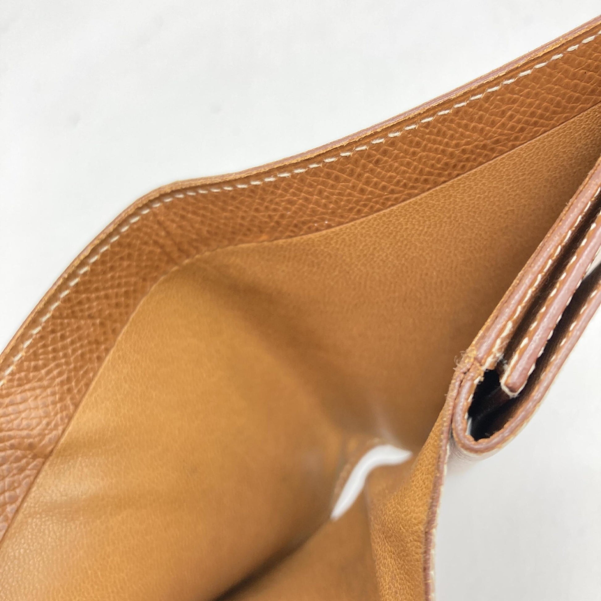 Hermès Preloved Compact Wallet in Brown Leather – Timeless Elegance with Character