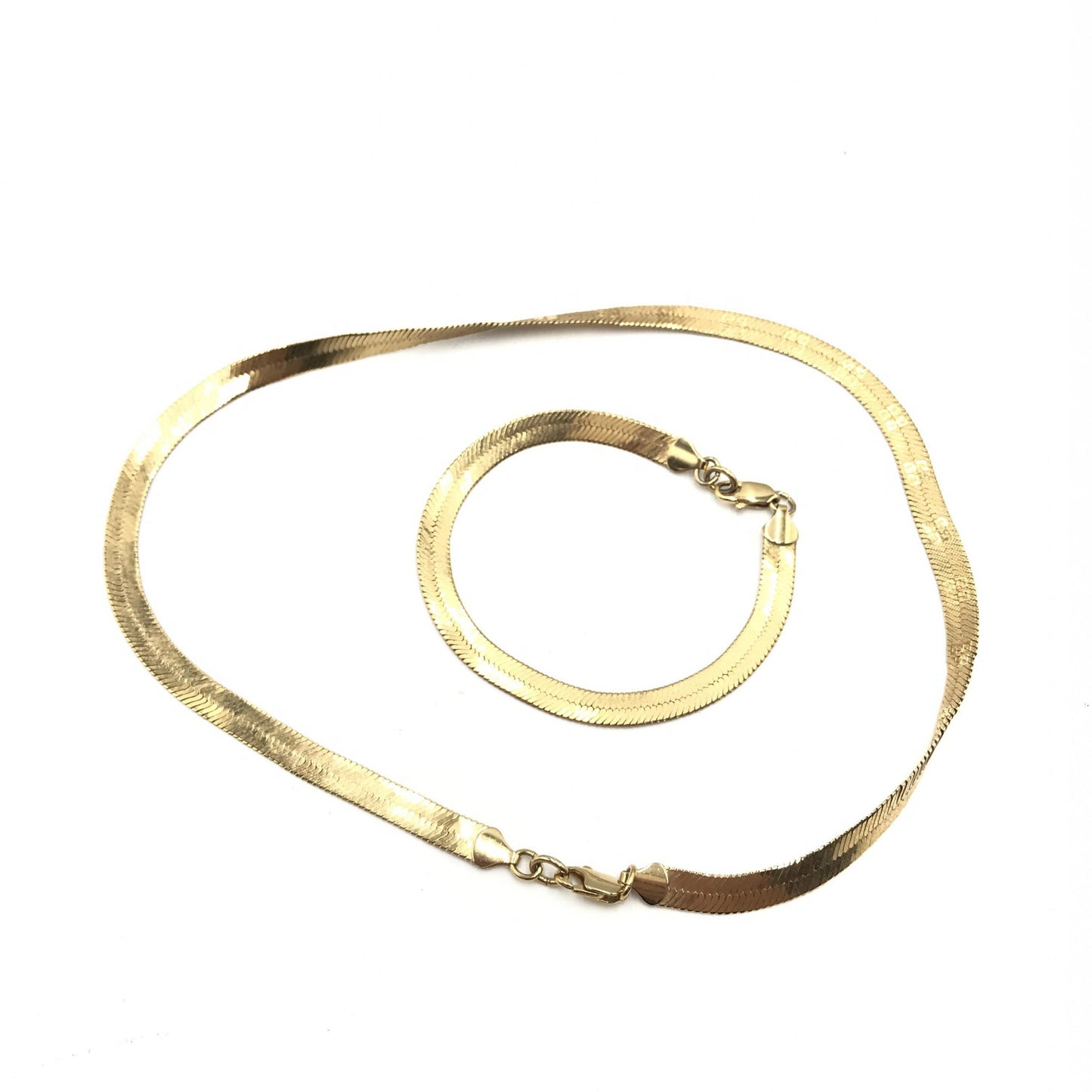 Givenchy Preloved Gold-Plated Herringbone Chain Bracelet – Timeless Elegance in Very Good Condition
