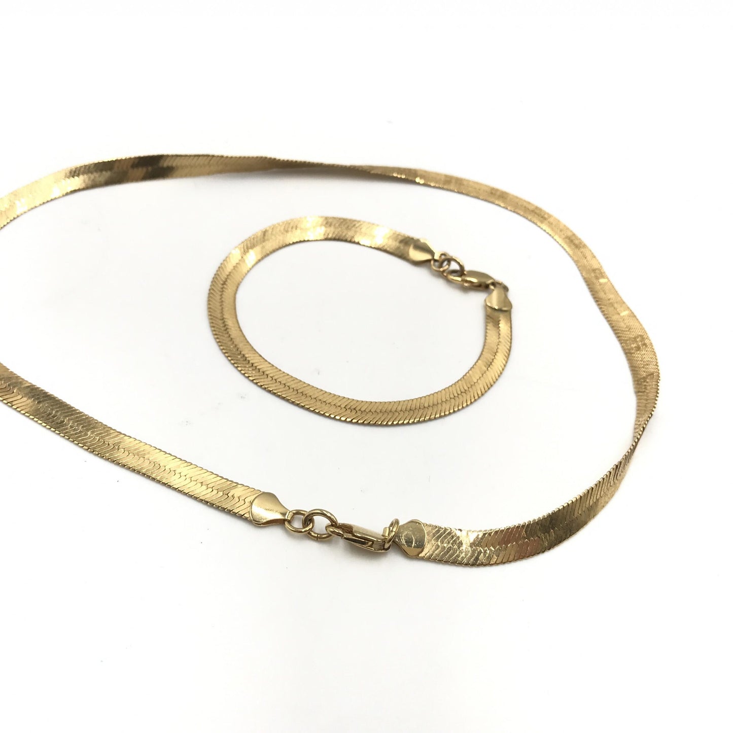 Givenchy Preloved Gold-Plated Herringbone Chain Bracelet – Timeless Elegance in Very Good Condition