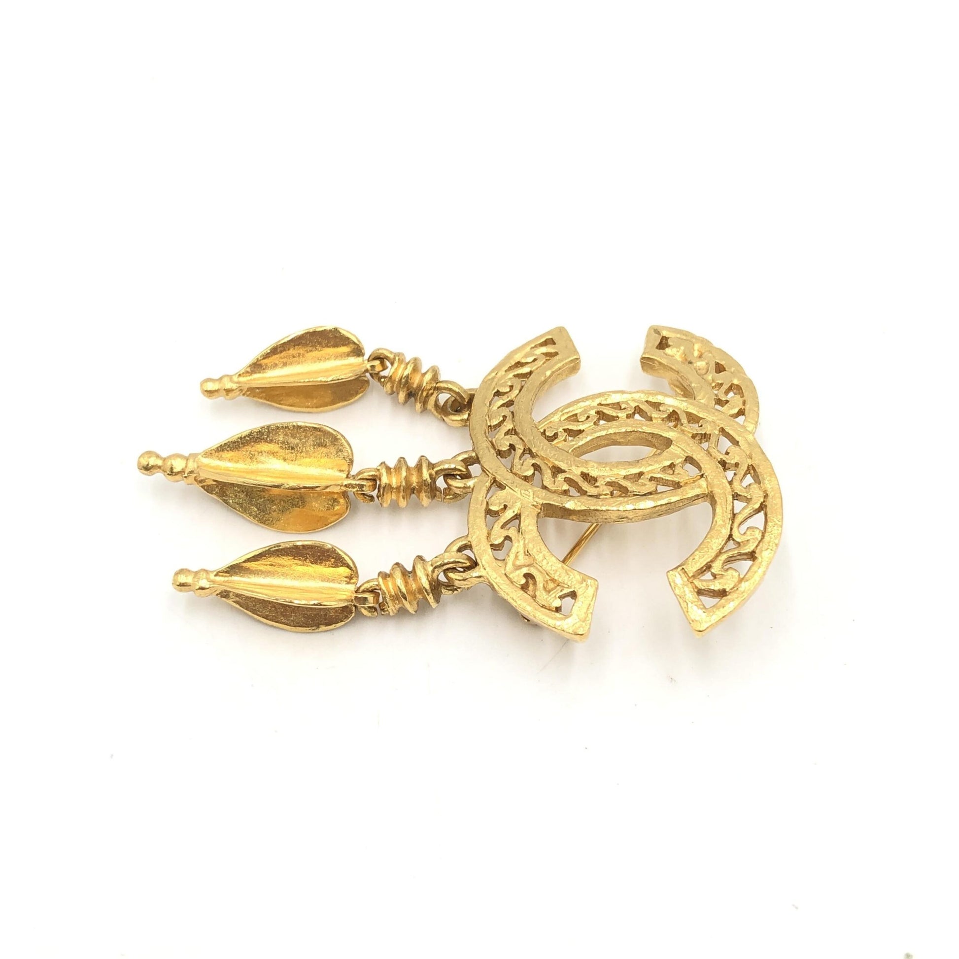 Chanel Preloved Gold Plated CC Logo Brooch – A Pristine Testament to Timeless Elegance