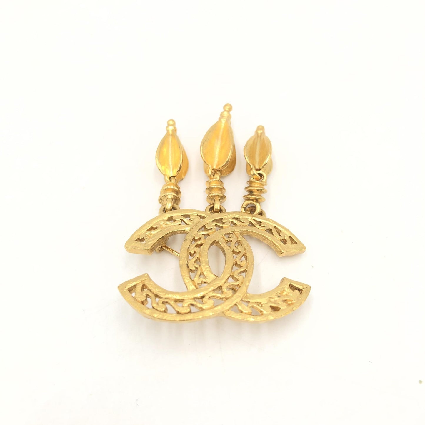 Chanel Preloved Gold Plated CC Logo Brooch – A Pristine Testament to Timeless Elegance