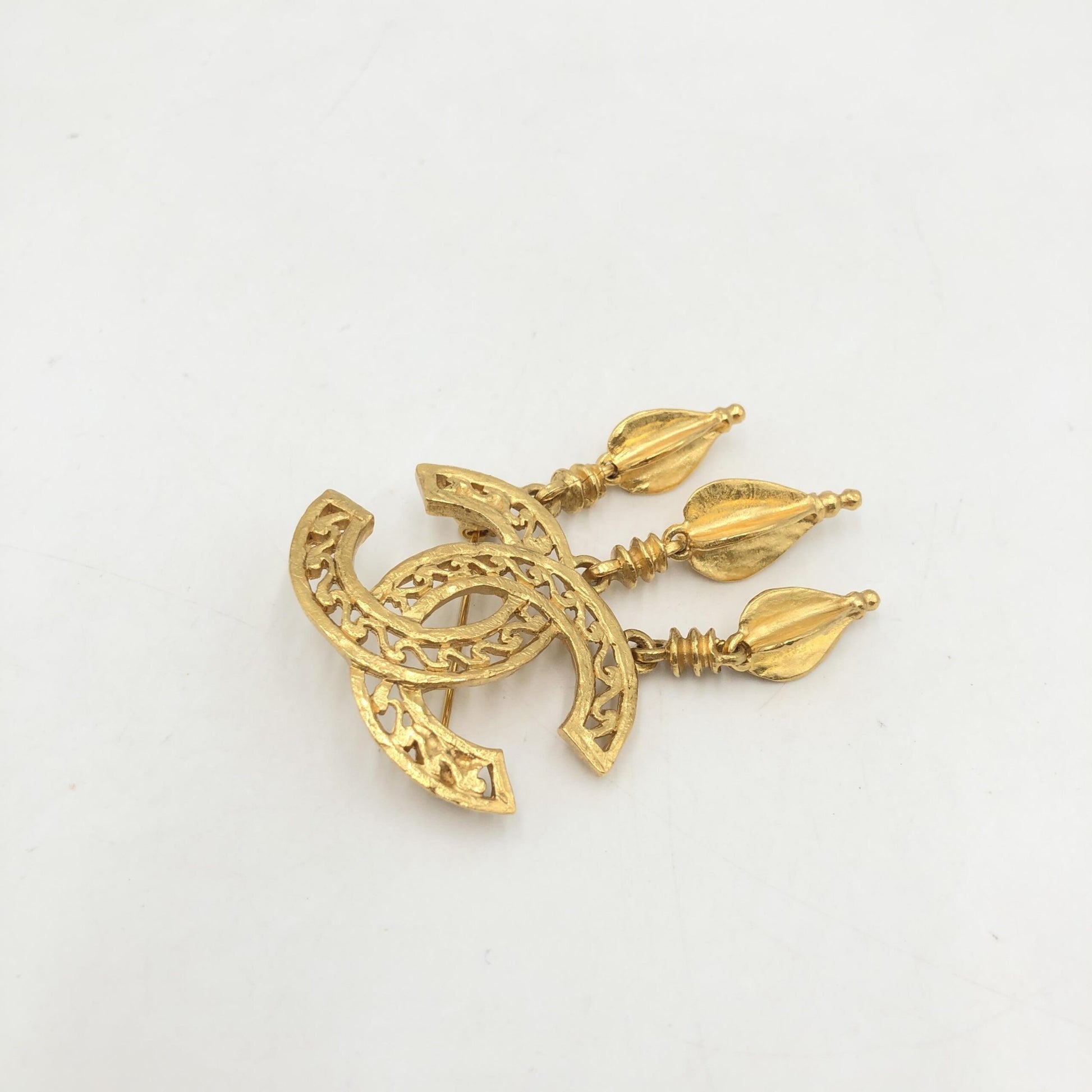 Chanel Preloved Gold Plated CC Logo Brooch – A Pristine Testament to Timeless Elegance