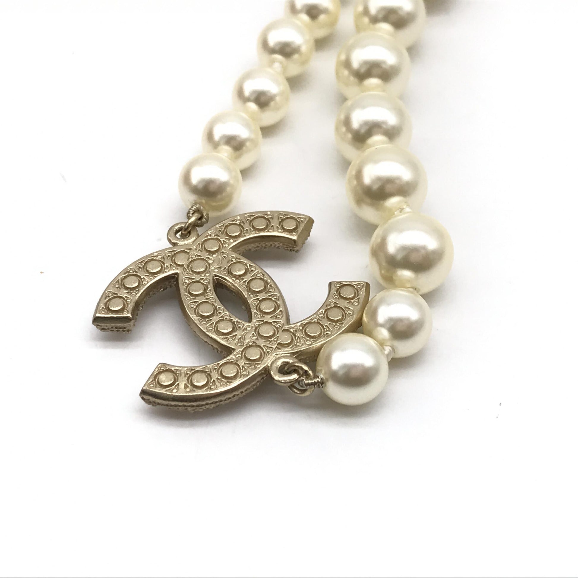 Chanel Preloved Pearl CC Necklace - A Timeless Statement of Elegance and Luxury