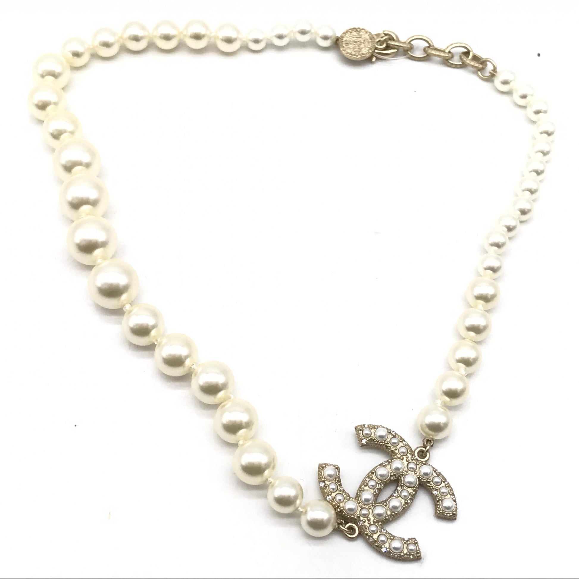 Chanel Preloved Pearl CC Necklace - A Timeless Statement of Elegance and Luxury