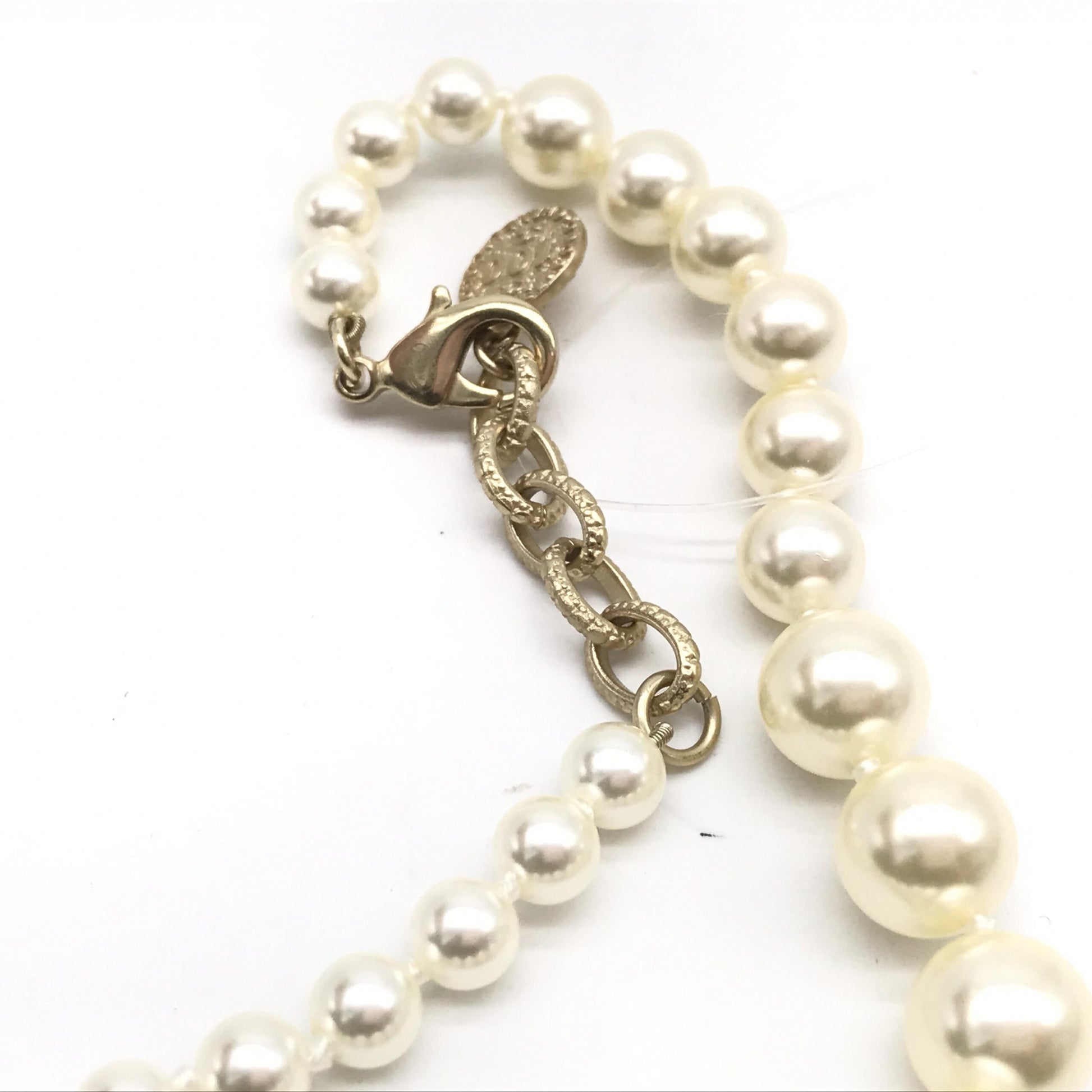 Chanel Preloved Pearl CC Necklace - A Timeless Statement of Elegance and Luxury