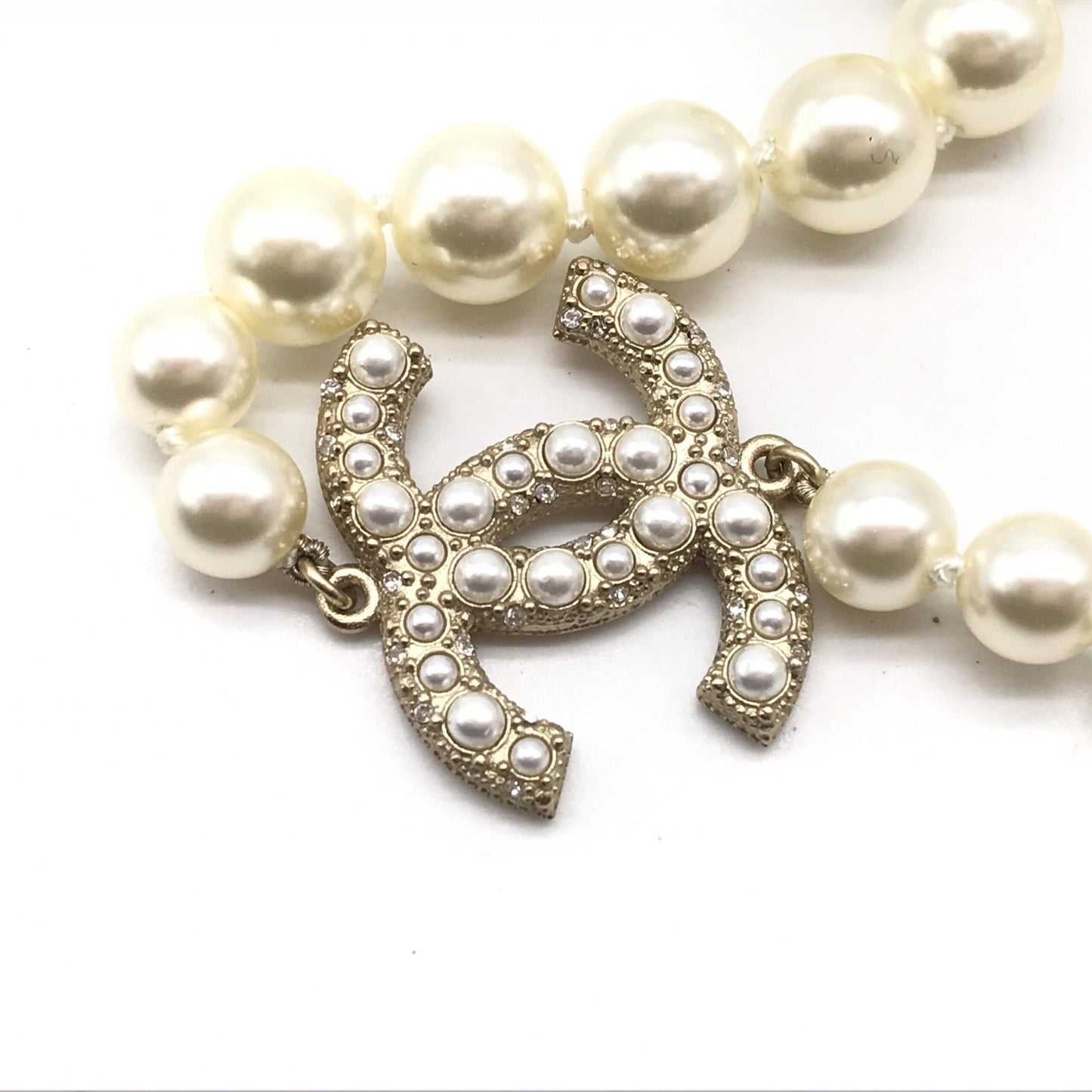 Chanel Preloved Pearl CC Necklace - A Timeless Statement of Elegance and Luxury