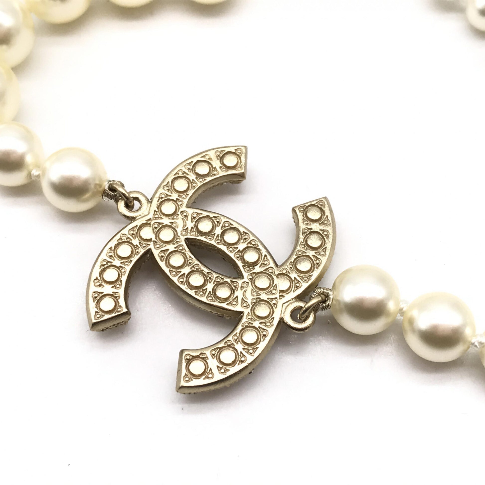 Chanel Preloved Pearl CC Necklace - A Timeless Statement of Elegance and Luxury