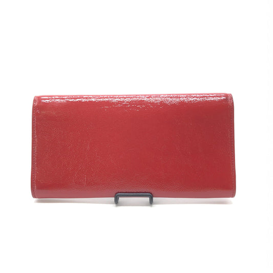 Yves Saint Laurent Preloved Red Patent Leather Clutch Bag – A Timeless Luxury Statement