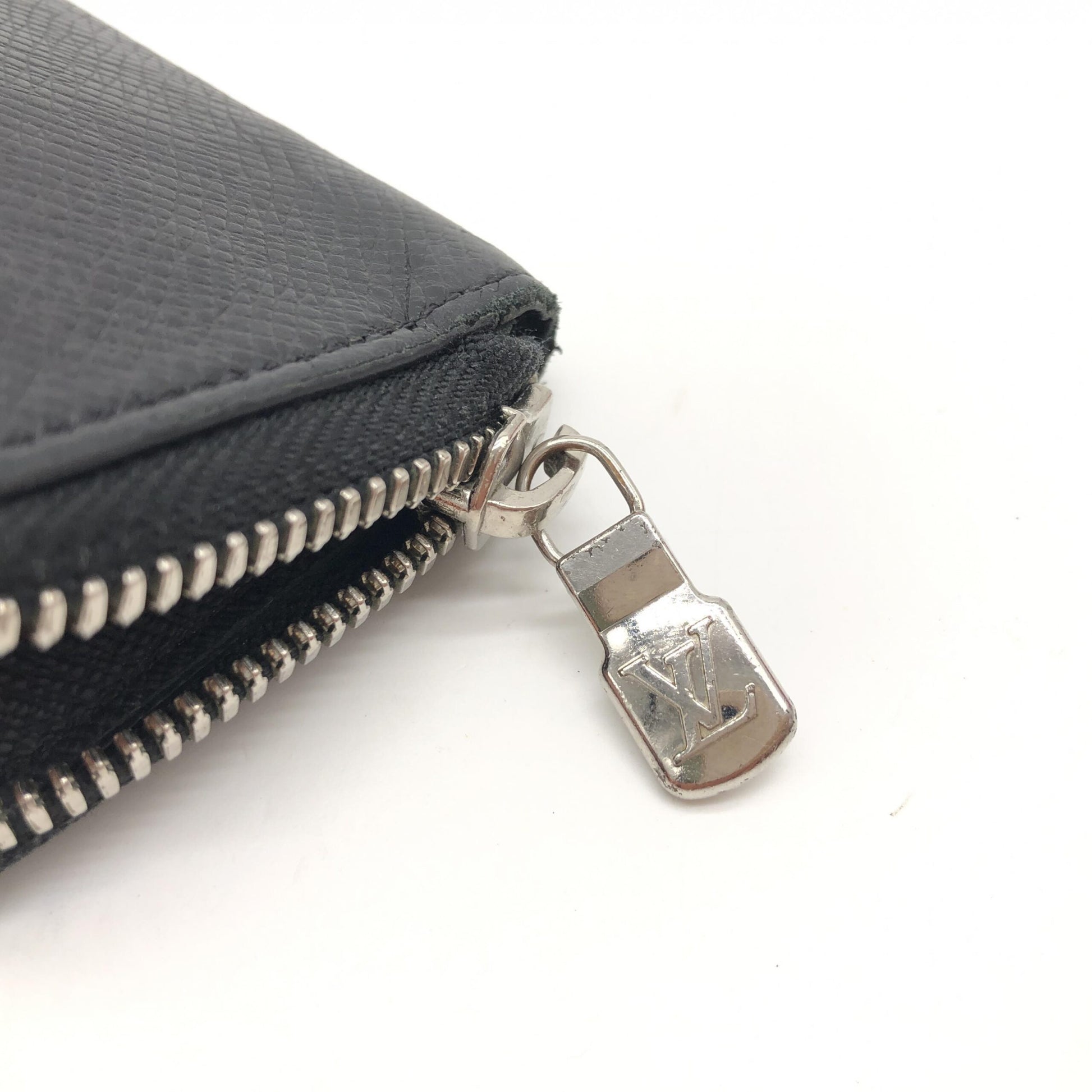Louis Vuitton Taiga Zippy Coin Purse in Black - Preloved Elegance and Timeless Charm