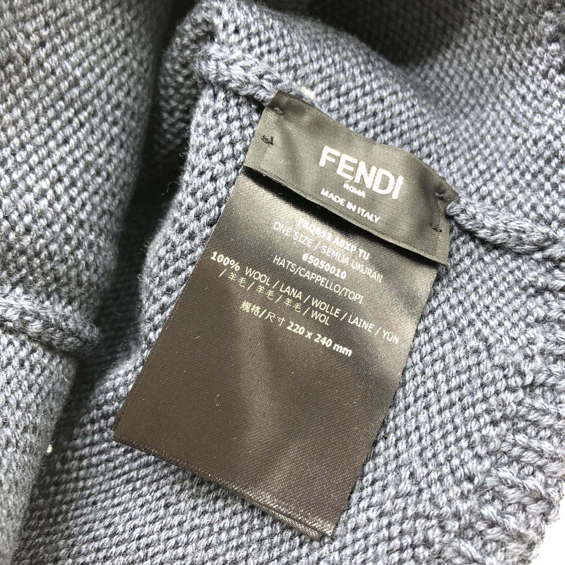 Fendi Preloved Wool Knit Beanie with Logo Design – Immaculate Luxury in Grey