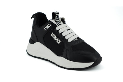  - Elegant Monochrome Leather Sneakers