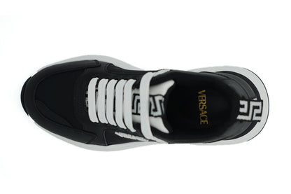  - Elegant Monochrome Leather Sneakers