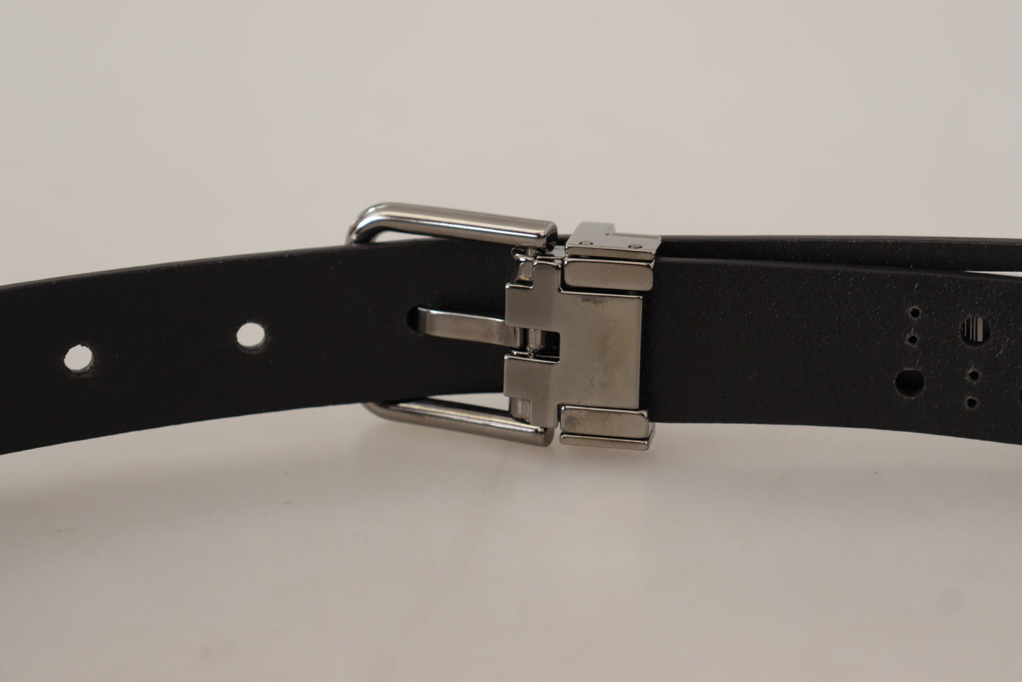  - Elegant Black Leather Belt with Metal Buckle