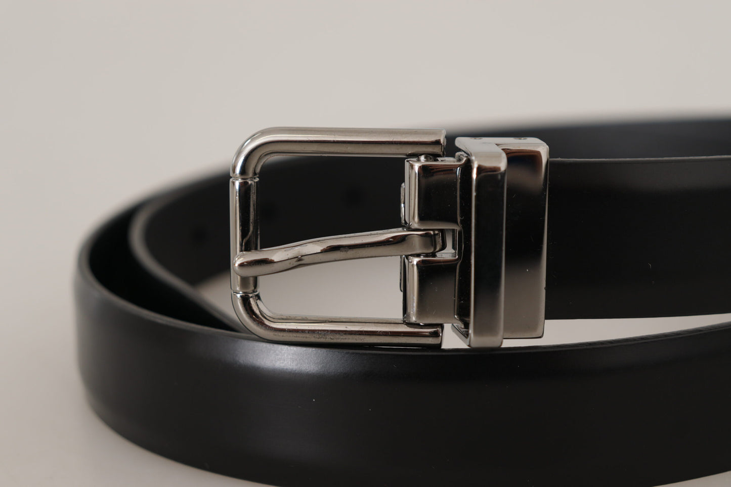  - Elegant Black Leather Belt with Metal Buckle