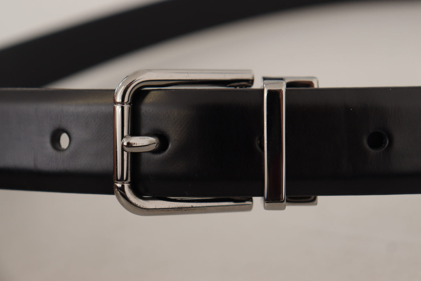  - Elegant Black Leather Belt with Metal Buckle