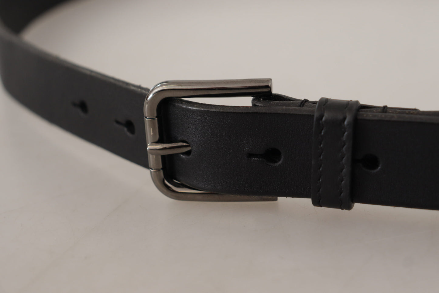  - Elegant Black Leather Belt with Metal Buckle