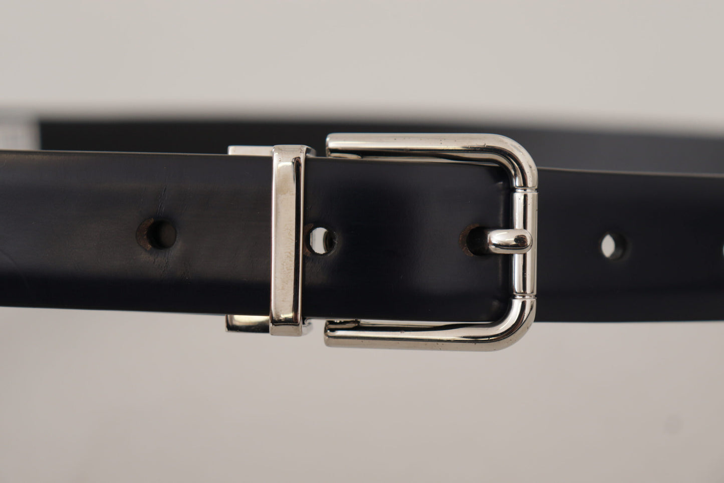  - Elegant Leather Belt with Metal Buckle