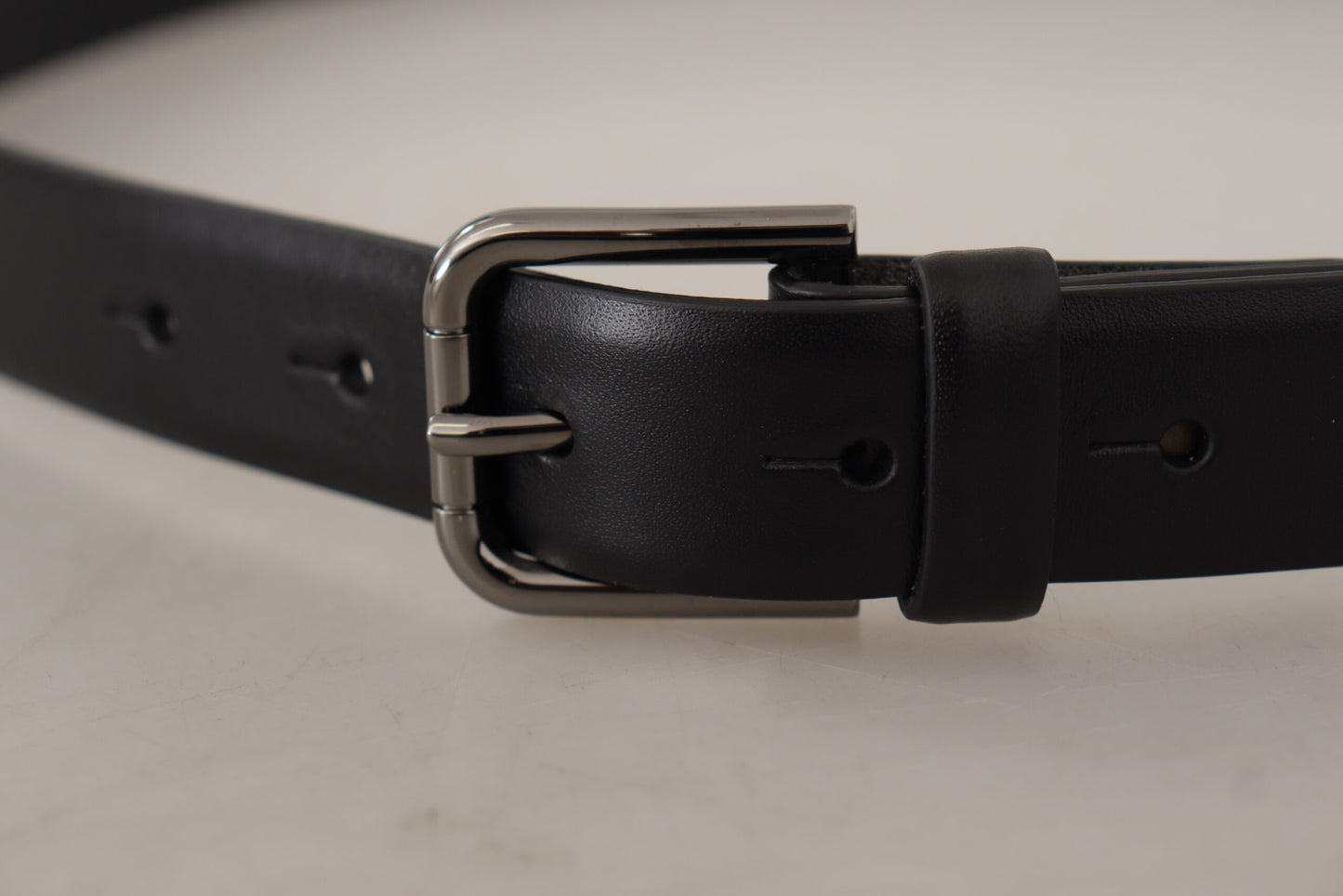  - Elegant Black Leather Classic Belt