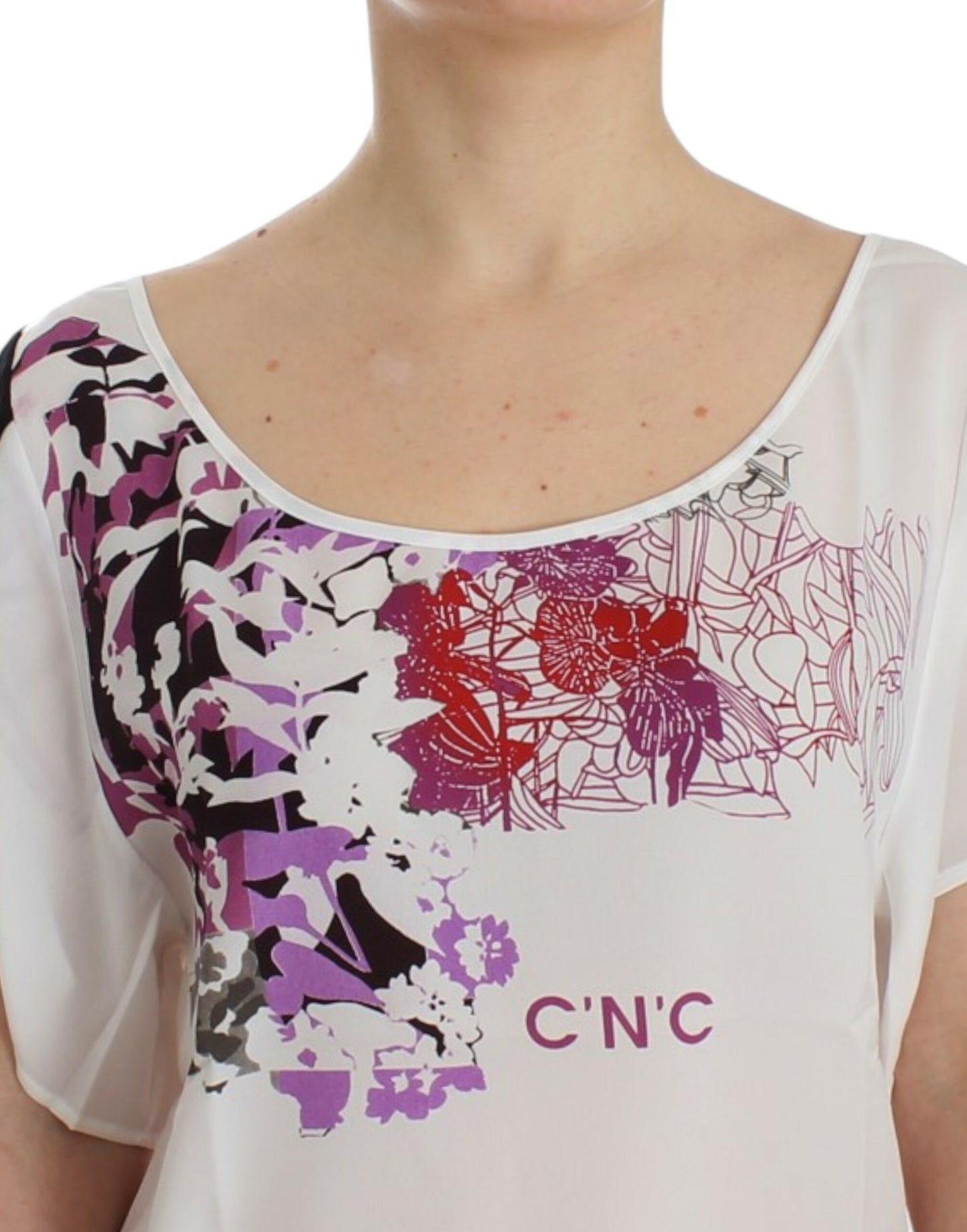  - Chic White V-Neck Motive Print Tee