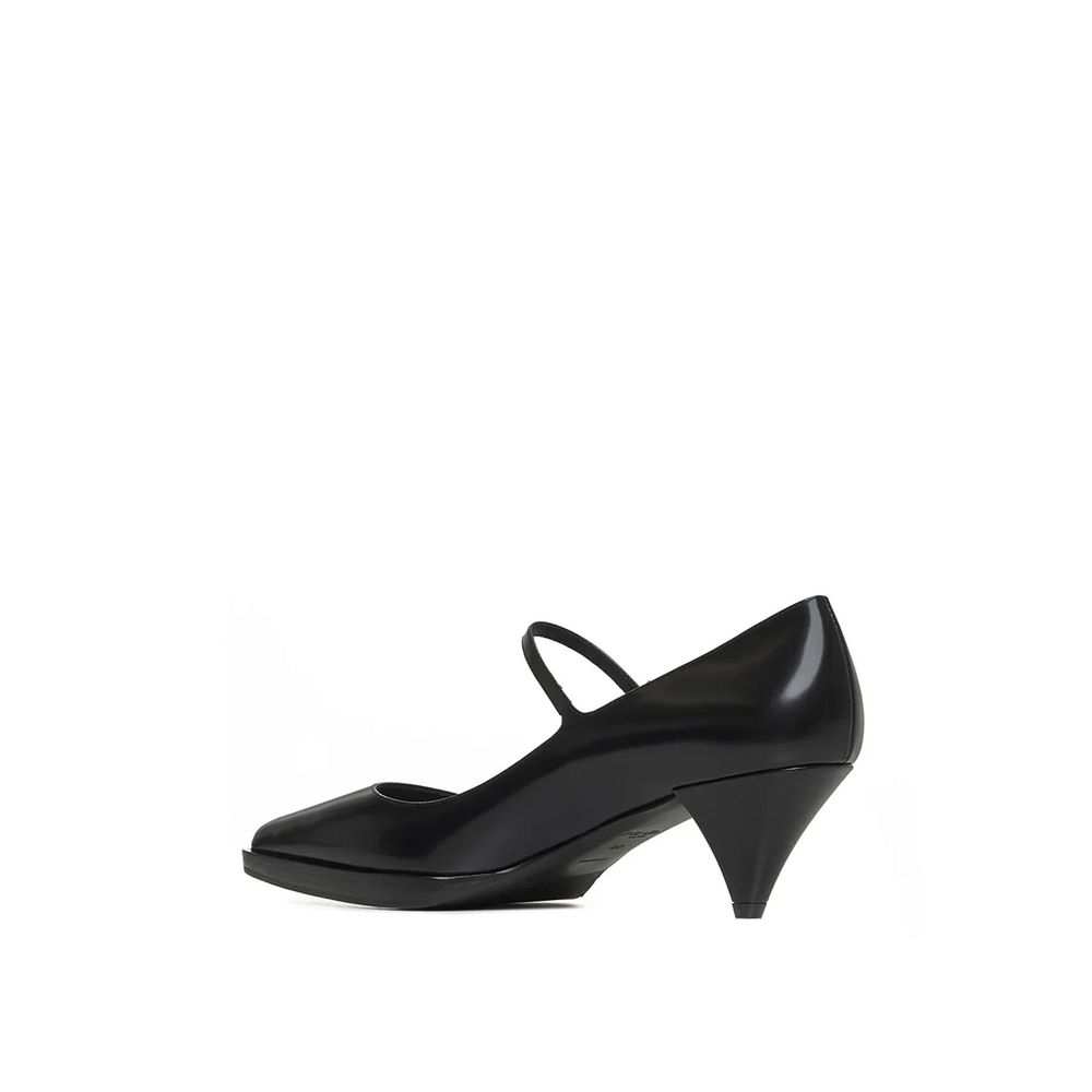 Prada Leather Pumps - Elegant Footwear for the Modern Woman